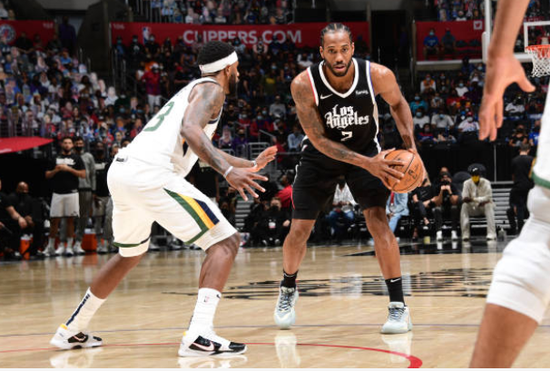  保罗14助攻盘活太阳，布克31分灭雷霆  