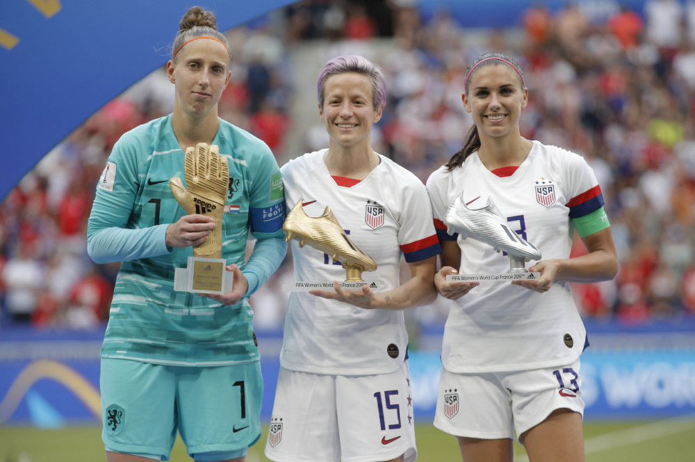  曼城女足夺冠，男女足同庆引爆蓝月狂欢  